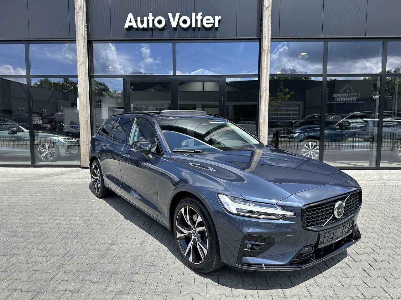 Volvo V60 - 2.0 B4 Ultra Dark B&W/massage/pano - AutoWereld.nl