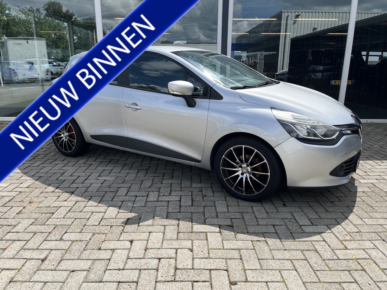Renault Clio - 1.5 dCi ECO Expression Airco / Cruise / Nav / Bt / Trekhaak - AutoWereld.nl