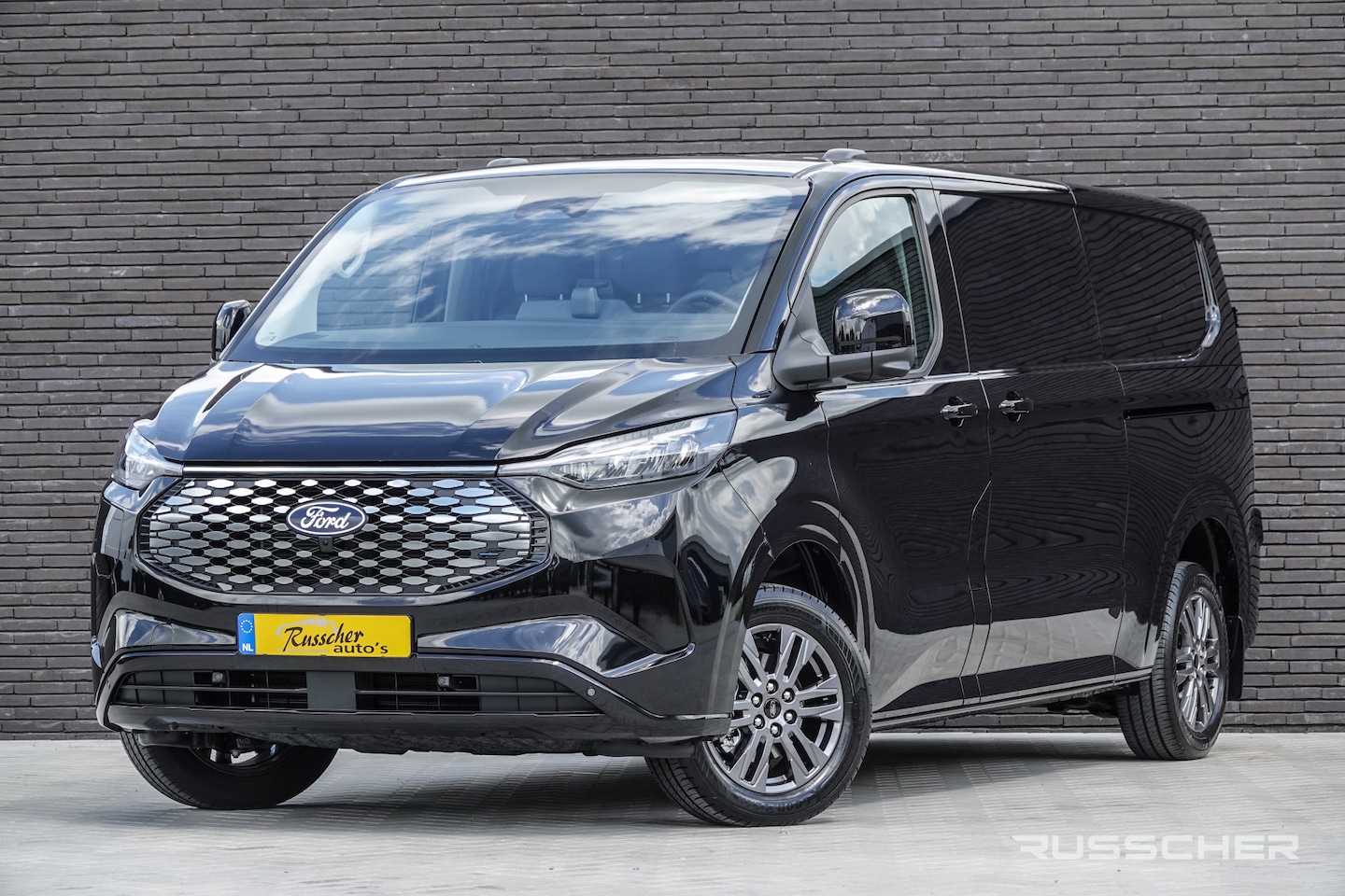 Ford Transit Custom - E-Transit L2H1 218Pk Aut. | Elektrisch | Limited 340 | 2xSchuifdeur | 360° Camera | 17'' | - AutoWereld.nl