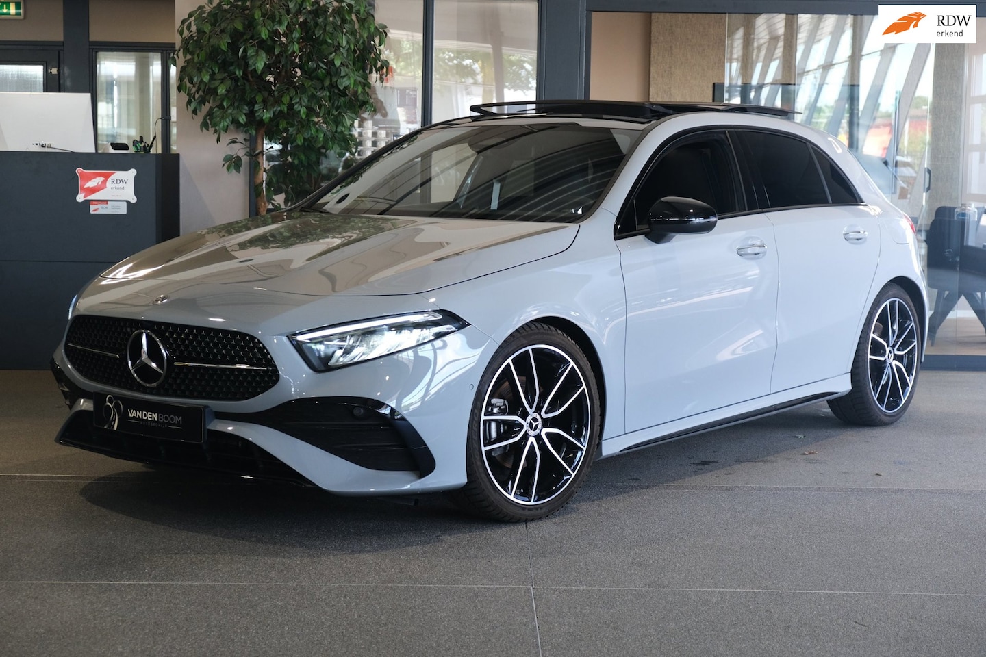Mercedes-Benz A-klasse - 200 Edition AMG 163PK Pano Led Navi Ambiente Adaptive - AutoWereld.nl