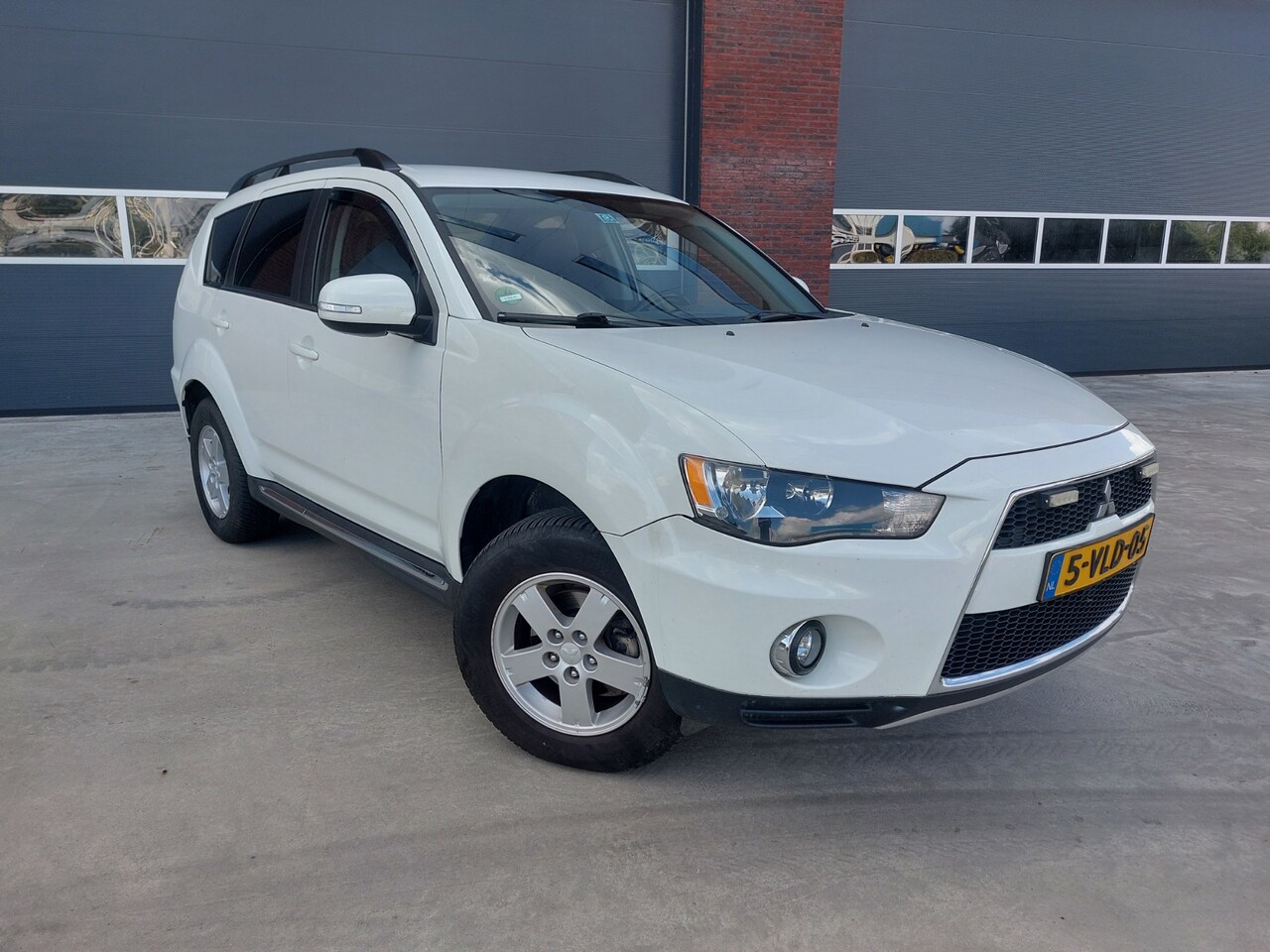 Mitsubishi Outlander - 2.2 DI-D Intense VAN 4WD Airco BTW Vrij - AutoWereld.nl