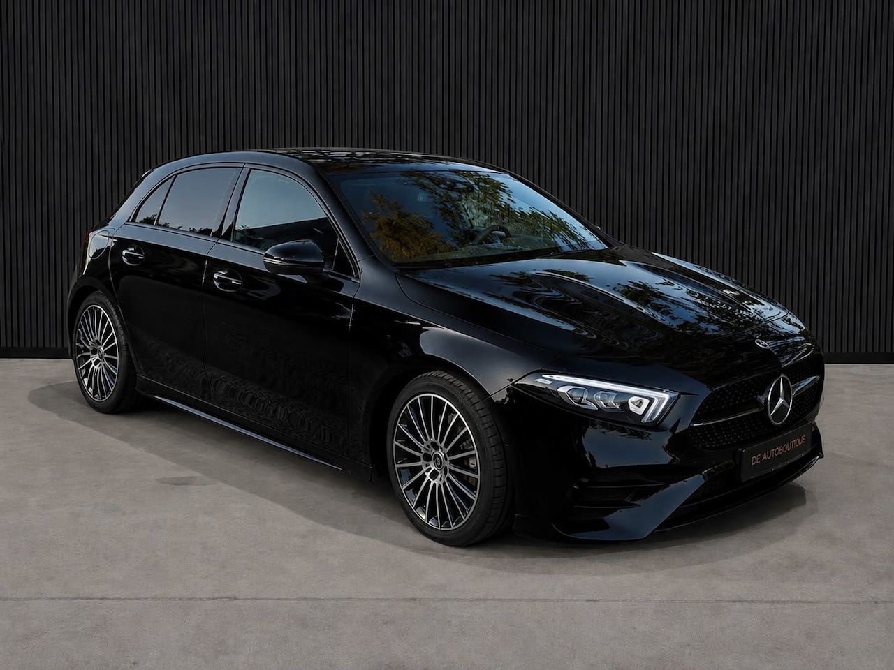 Mercedes-Benz A-klasse - 180 Star Edition AMG Line / Pano / Sfeer / Camera / LED - AutoWereld.nl