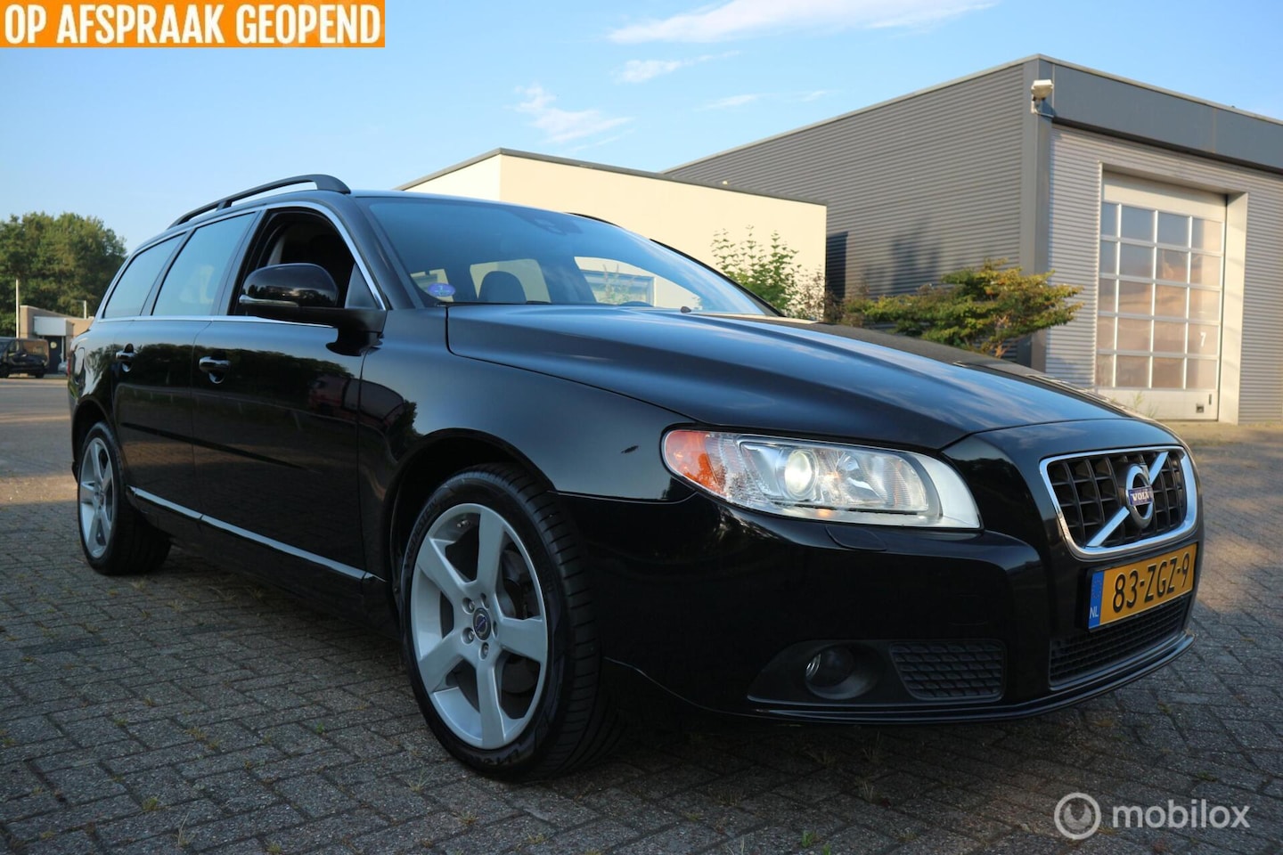 Volvo V70 - 1.6 T4 Momentum AUTOMAAT/XENON/LEDER/ECC/NAP - AutoWereld.nl