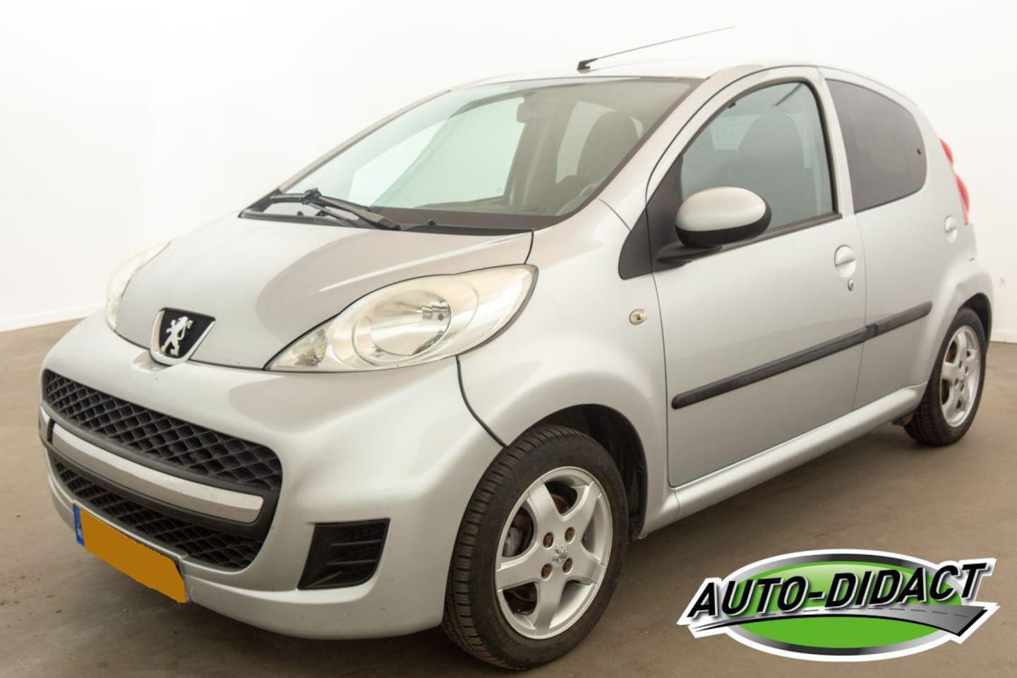 Peugeot 107 - 1.0-12V Black & Silver - AutoWereld.nl