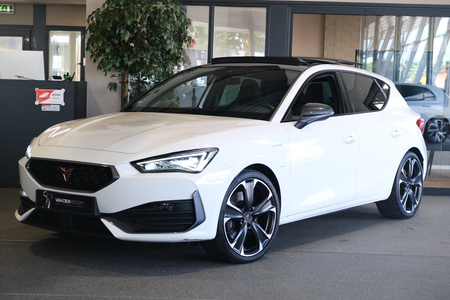 CUPRA Leon - 1.4 e-Hybrid VZ 245PK Pano Navi Led Leder Pdc - AutoWereld.nl