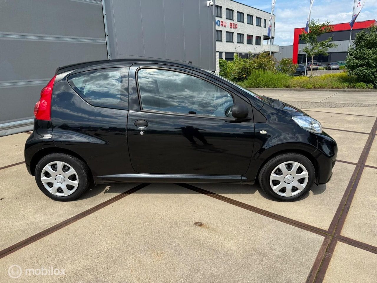 Peugeot 107 - 1.0-12V Urban Move 1.0-12V Urban Move - AutoWereld.nl