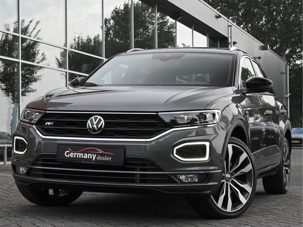 Volkswagen T-Roc - 1.5TSI 150pk R-Line Pano Trekh LED 19-Inch Keyless DAB ACC Side/Lane Assist - AutoWereld.nl
