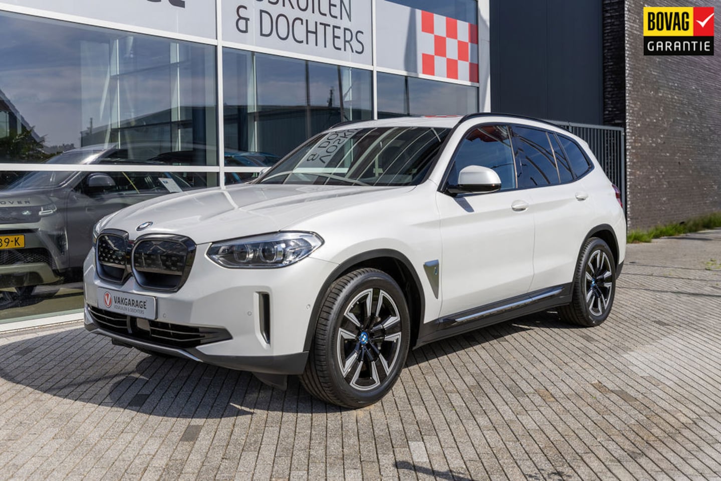 BMW iX3 - 80 kWh M Sport Inspiring |Panorama | Trekhaak - AutoWereld.nl
