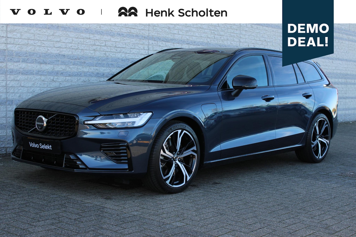 Volvo V60 - 2.0 T6 Plug-in hybrid AWD Ultra Dark | Elektrisch glazen panorama-dak | Elektrisch verstel - AutoWereld.nl