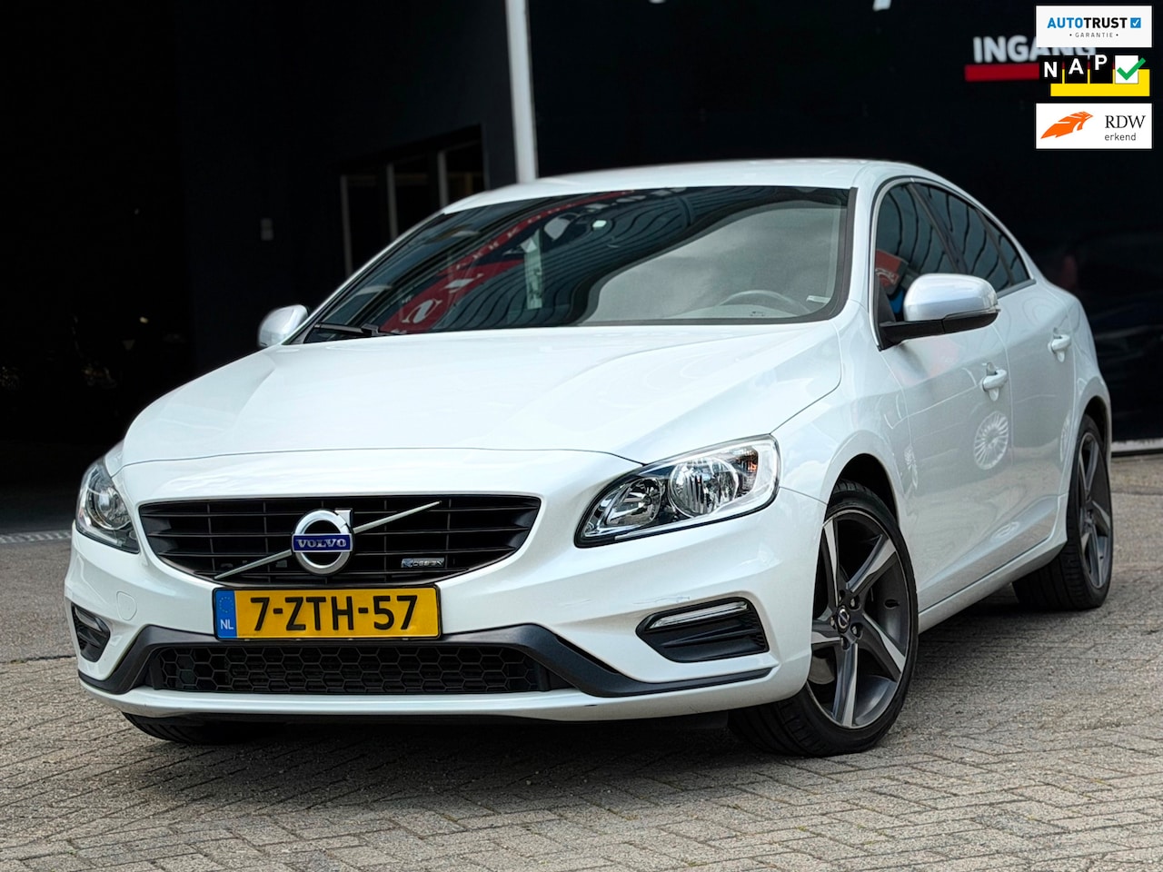 Volvo S60 - 1.6 T3 R-Design AUTOMAAT MEMORY/LEDER/NAVI/PDC | KEURIGE AUTO ! - AutoWereld.nl