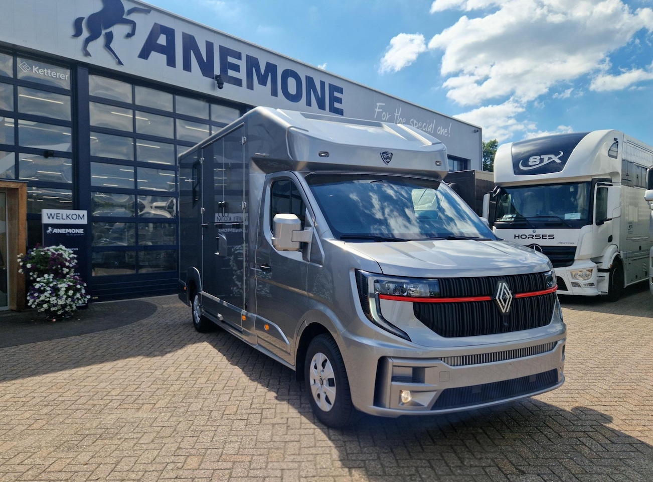 Renault Master Pro - MTM S3 EXCLUSIVE ! Nieuw model paardenwagen voor 2 paarden met een Pro-Safety hengsten uit - AutoWereld.nl