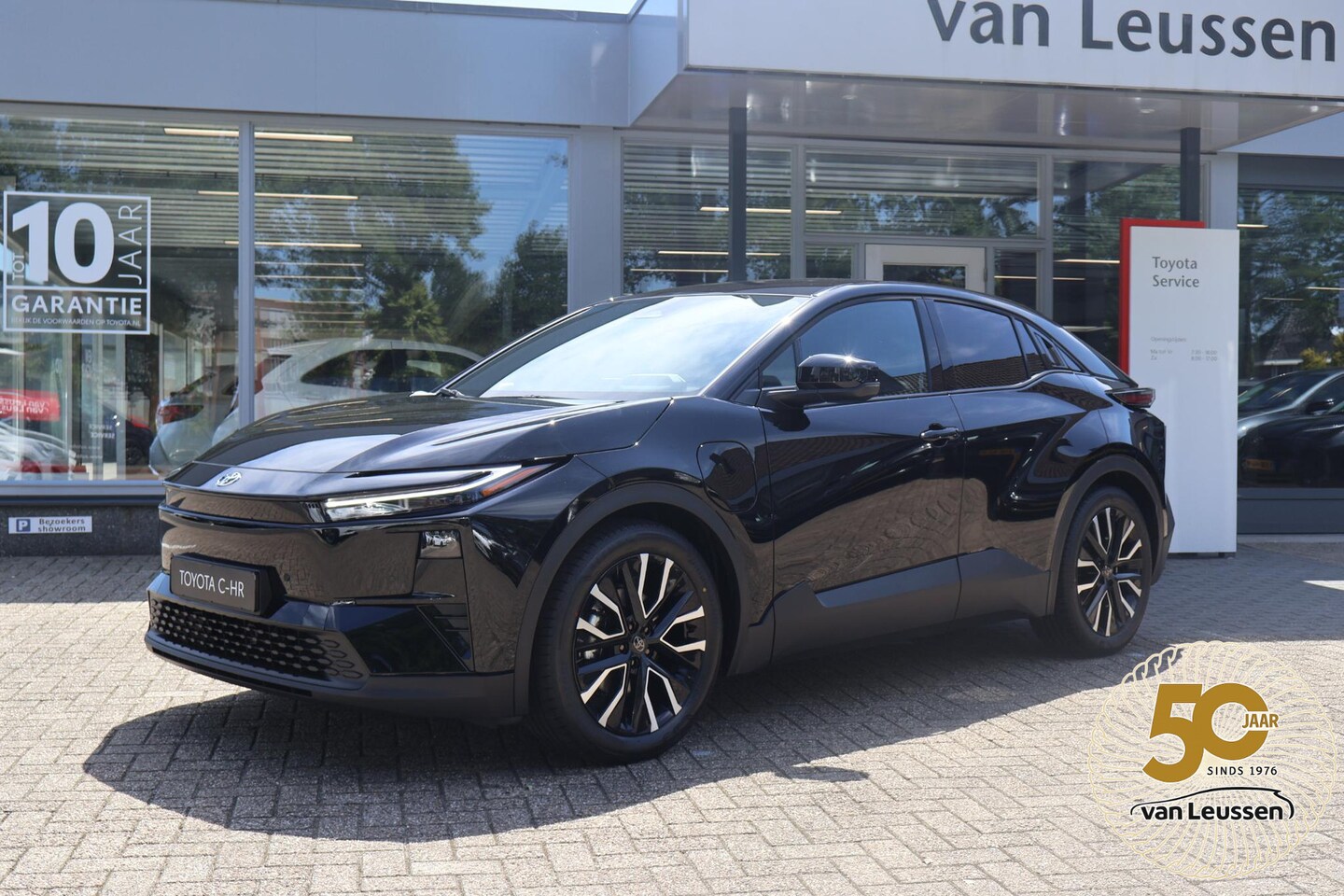 Toyota C-HR - FIRST EDITION 77KWH NIEUW DIRECT LEVERBAAR! STOEL/STUURVERW 20'' LM-VELGEN BLIND SPOT EL-A - AutoWereld.nl