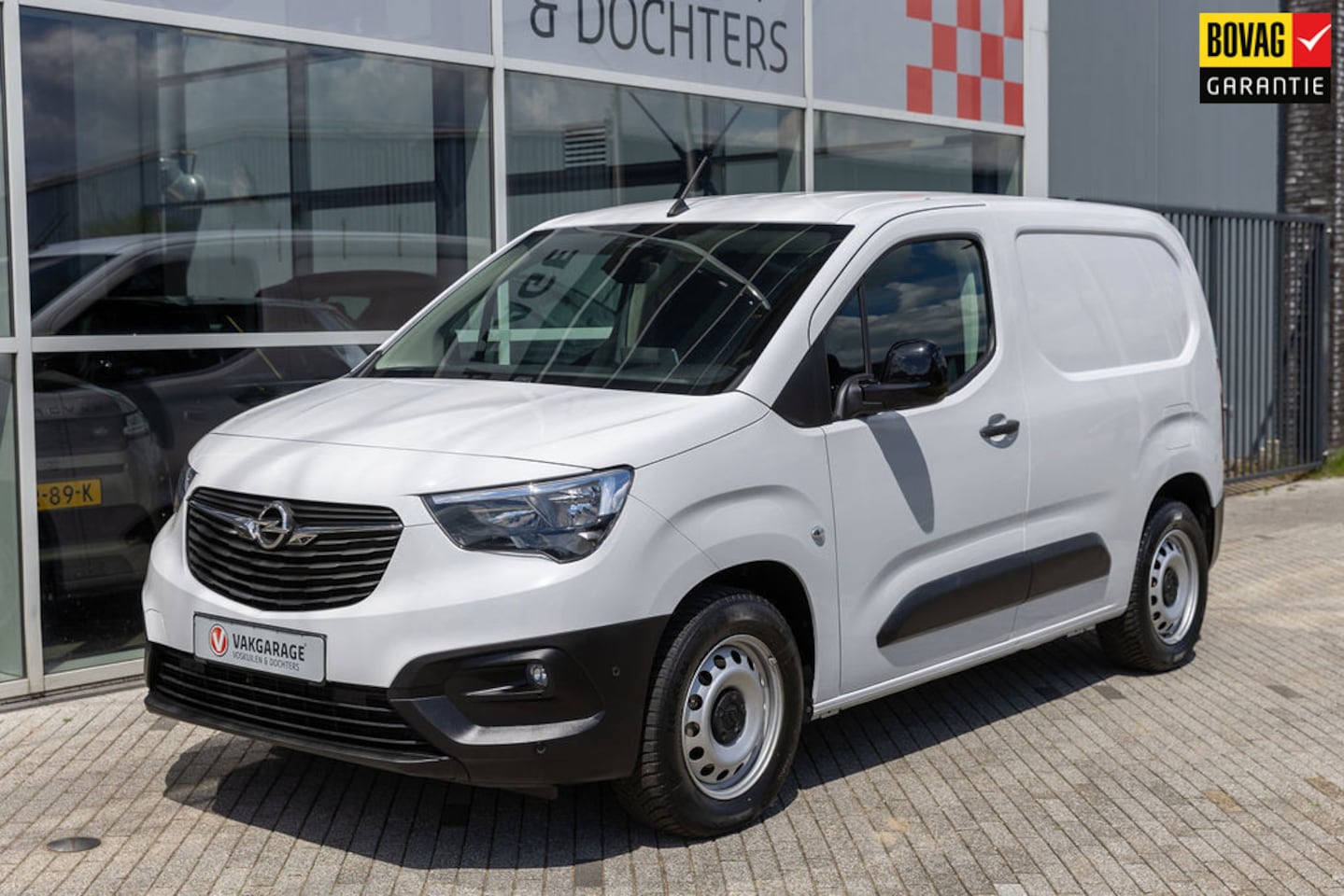 Opel Combo Electric - 136 L1 50kWh | Trekhaak | Dodehoek warning - AutoWereld.nl