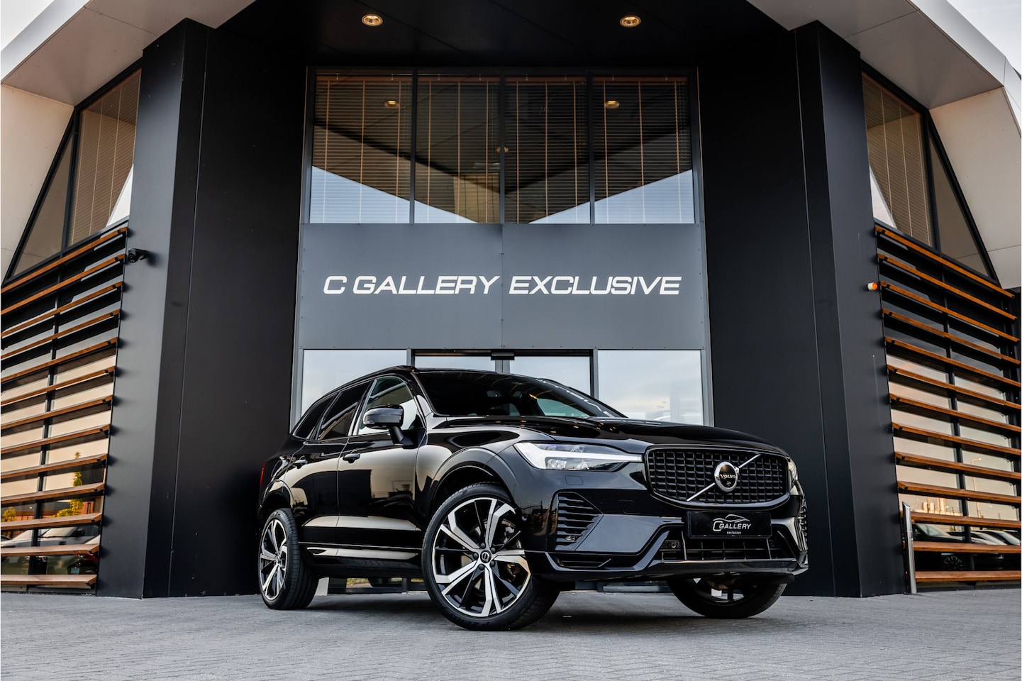 Volvo XC60 - 2.0 T6 Plug-in hybrid AWD - R Design | Panorama | Memory | Elek. Trekhaak | 360 Camera - AutoWereld.nl