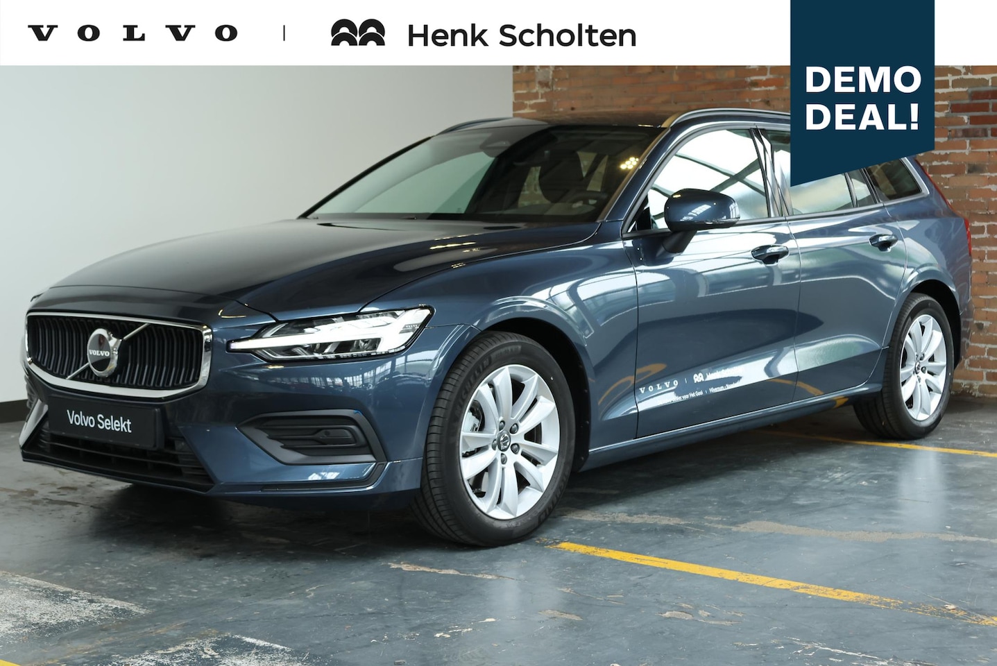 Volvo V60 - B4 Essential Edition | Stoelverwarming | Stuurwielverwarming | Parkeersensoren voor + acht - AutoWereld.nl
