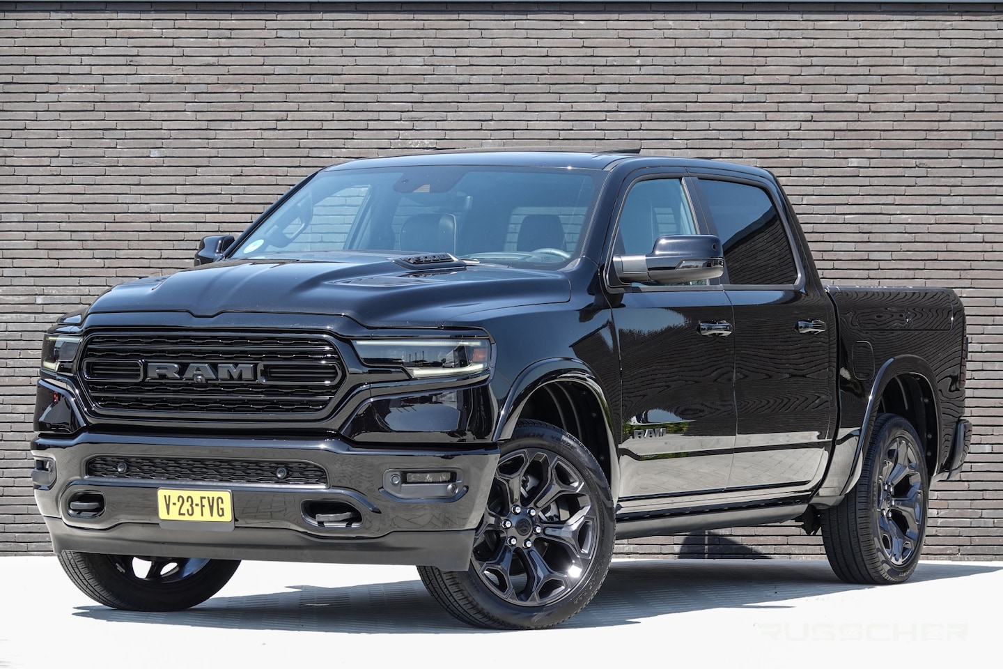 Dodge Ram 1500 - 5.7 Hemi V8 401Pk 4x4 Crew Cab | Limited | Luchtvering | Panoramadak | 5-Persoons | Trekha - AutoWereld.nl