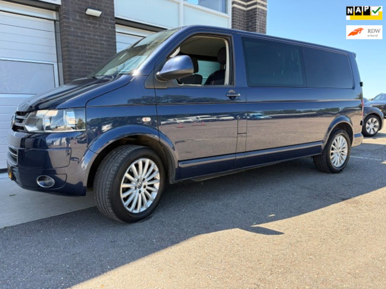 Volkswagen Transporter - 2.0 TDI L2H1 DC Comfortline 5 persoons Automaat - AutoWereld.nl