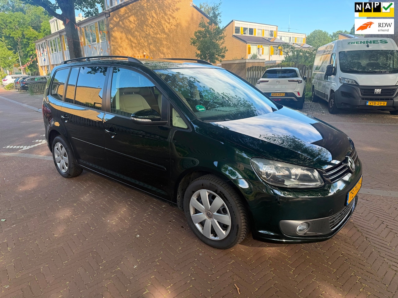 Volkswagen Touran - AUTOMAAT / UNIEK / 70.000 NAP / Eerste eigenaar - AutoWereld.nl