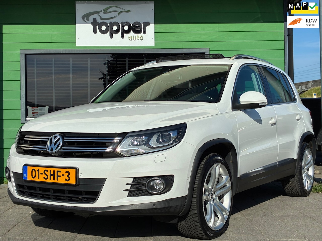 Volkswagen Tiguan - 1.4 TSI Sport&Style|2e Eigenaar|Panoramadak|Navigatie|Camera|CruiseControl|Climatronic|PDC - AutoWereld.nl