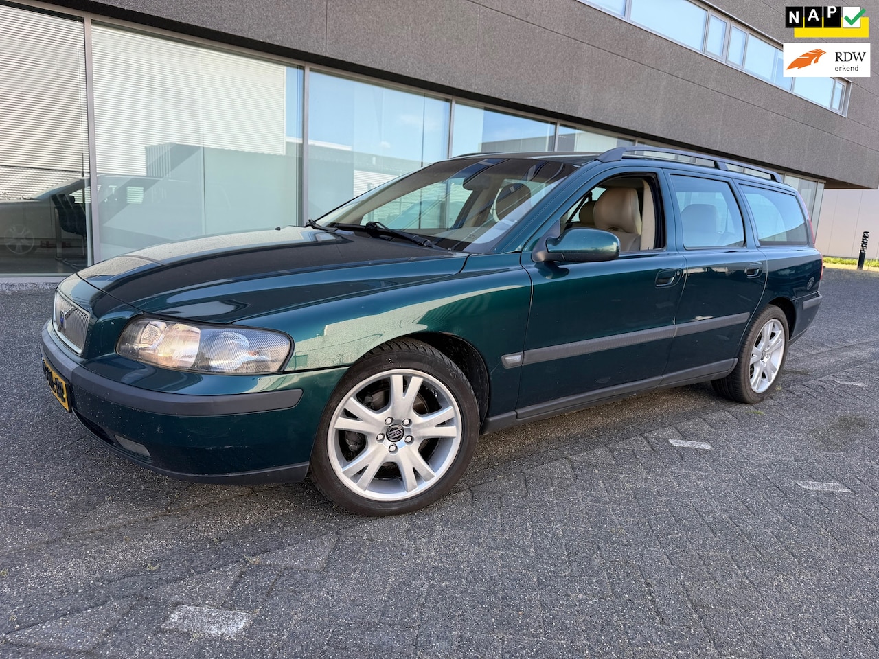 Volvo V70 - 2.4 Comfort 7 P CLIMAT AUTOMAAT BJ 8-2001 APK 9-2026 - AutoWereld.nl