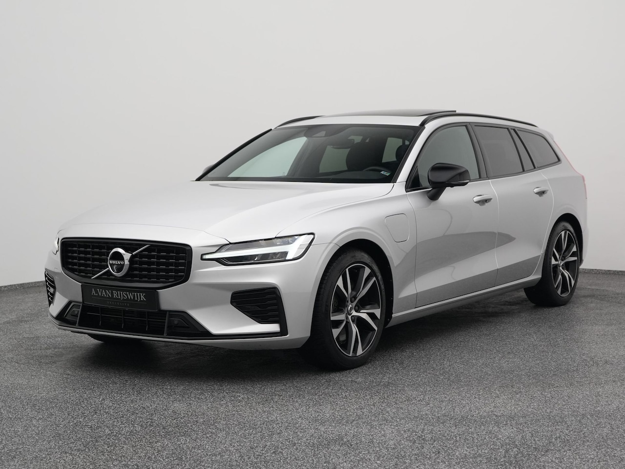 Volvo V60 - 2.0 T6 Recharge AWD R-Design | PANO | STOELVERW. | LEDER - AutoWereld.nl