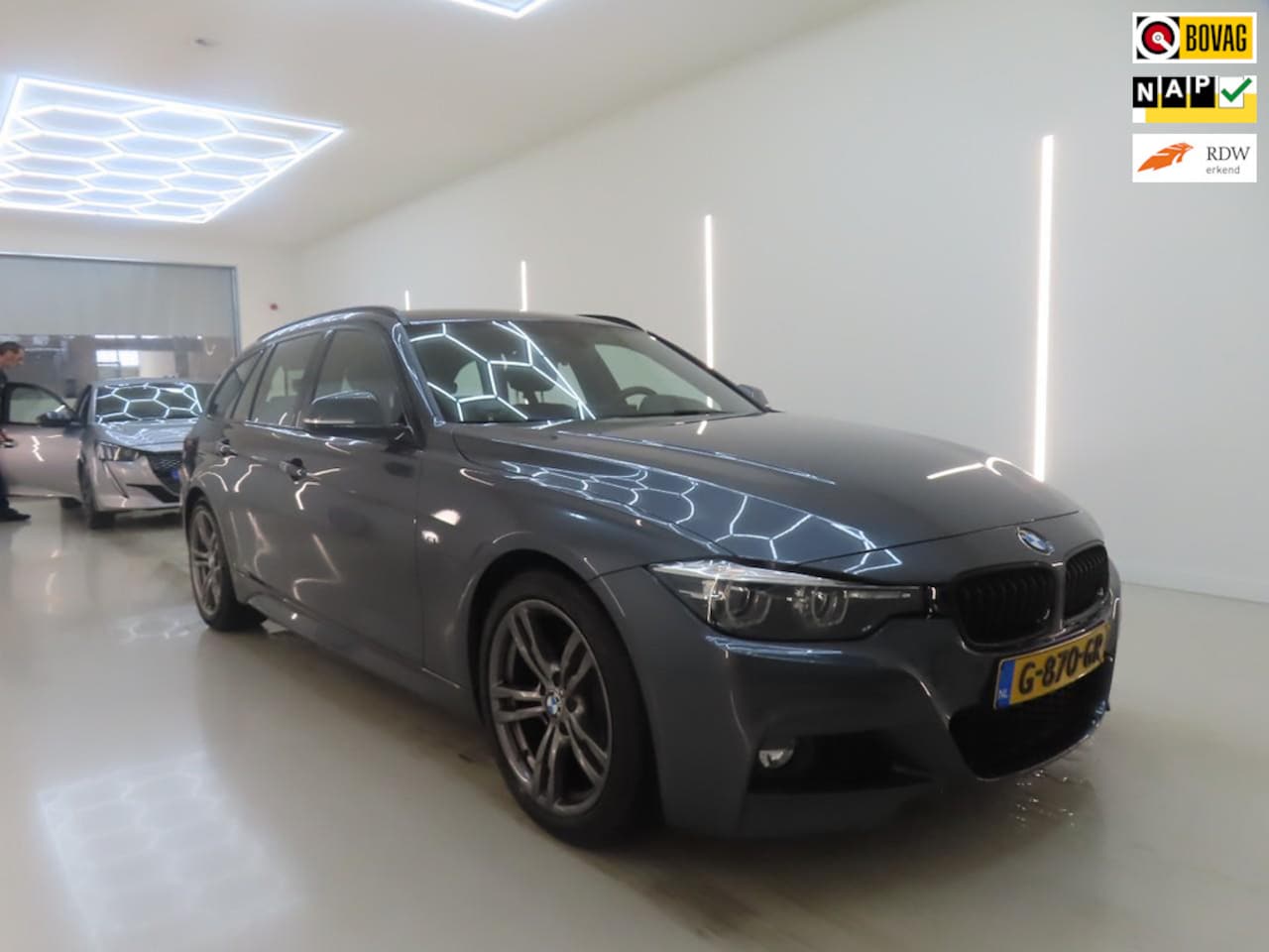 BMW 3-serie Touring - 318i M Sport Corporate+Led+Volleder+navigatie+stoel-verw+Media-Pack+18"Lmv = ORIG/DEALER/N - AutoWereld.nl