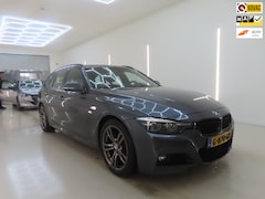 BMW 3-serie Touring - 318i M Sport Corporate+Led+Volleder+navigatie+stoel-verw+Media-Pack+18"Lmv = ORIG/DEALER/N