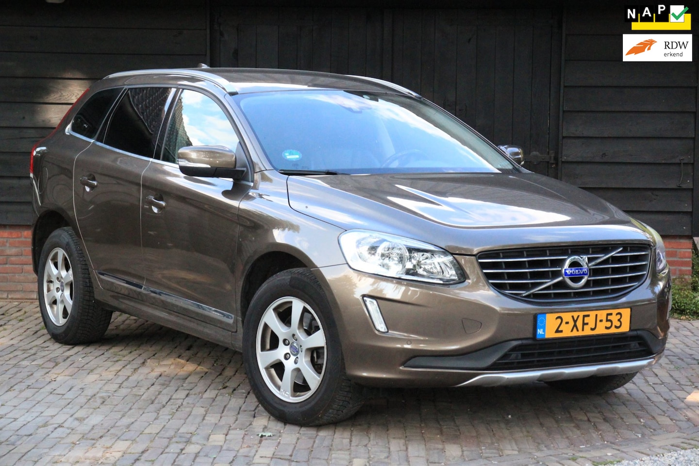 Volvo XC60 - 2.0 D4 FWD Summum Camera/Leer/Parkeersensor v,a /Trekhaak - AutoWereld.nl