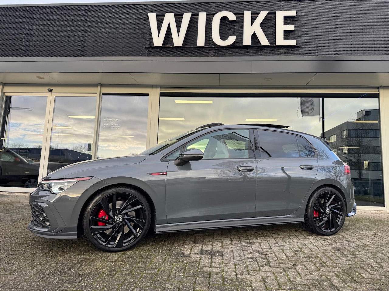 Volkswagen Golf - 2.0 TSI GTI Pano HUD Leder Memory Camera Stoelkoeling - AutoWereld.nl
