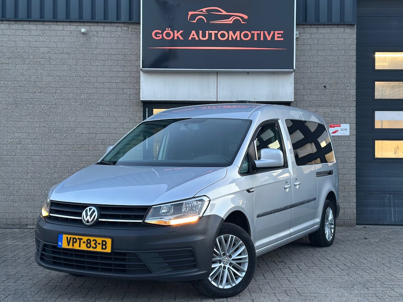 Volkswagen Caddy Maxi - 2.0 TDI L2H1 BMT Highline / Dubbele Schuifdeur / Navi / Stoelverwarming / LM Velgen / Euro - AutoWereld.nl