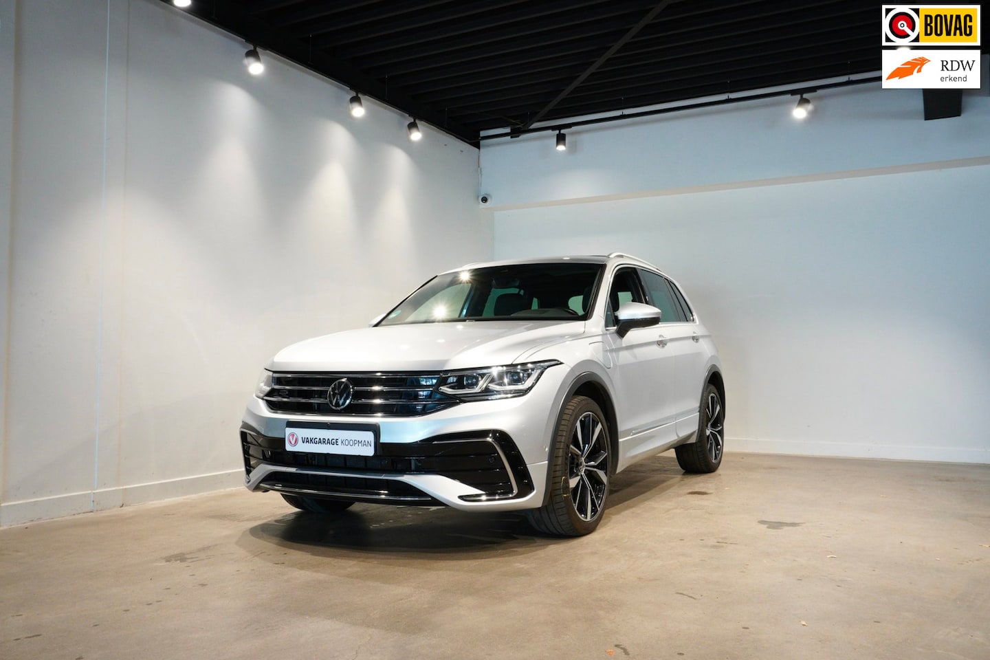 Volkswagen Tiguan - 1.4 TSI eHybrid R-Line Pano|Leer|Trekhaak|360 - AutoWereld.nl