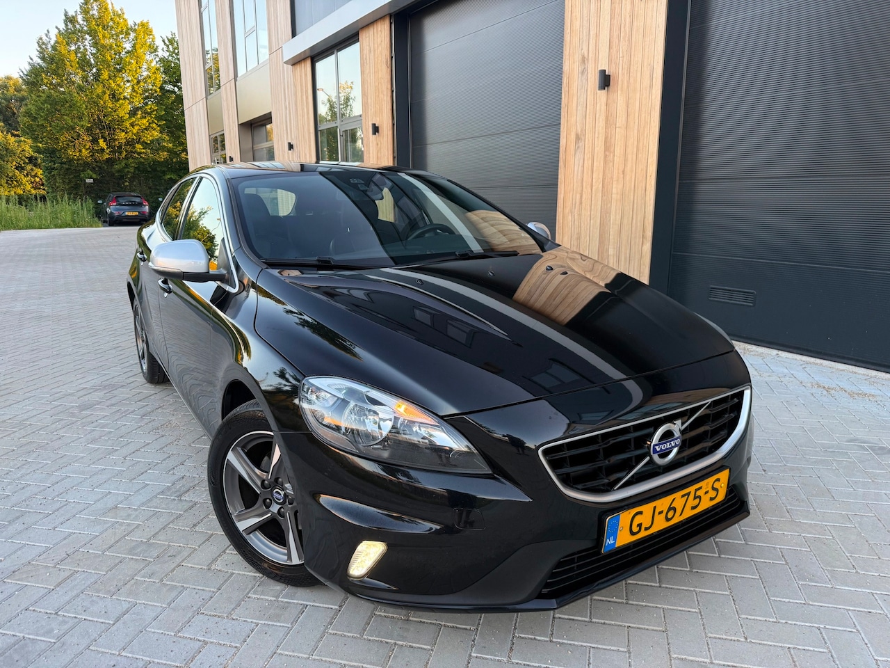 Volvo V40 - 2.0 D2 R-Design (bj 2015) Alcantara/Euro6/Climate/LED/ - AutoWereld.nl