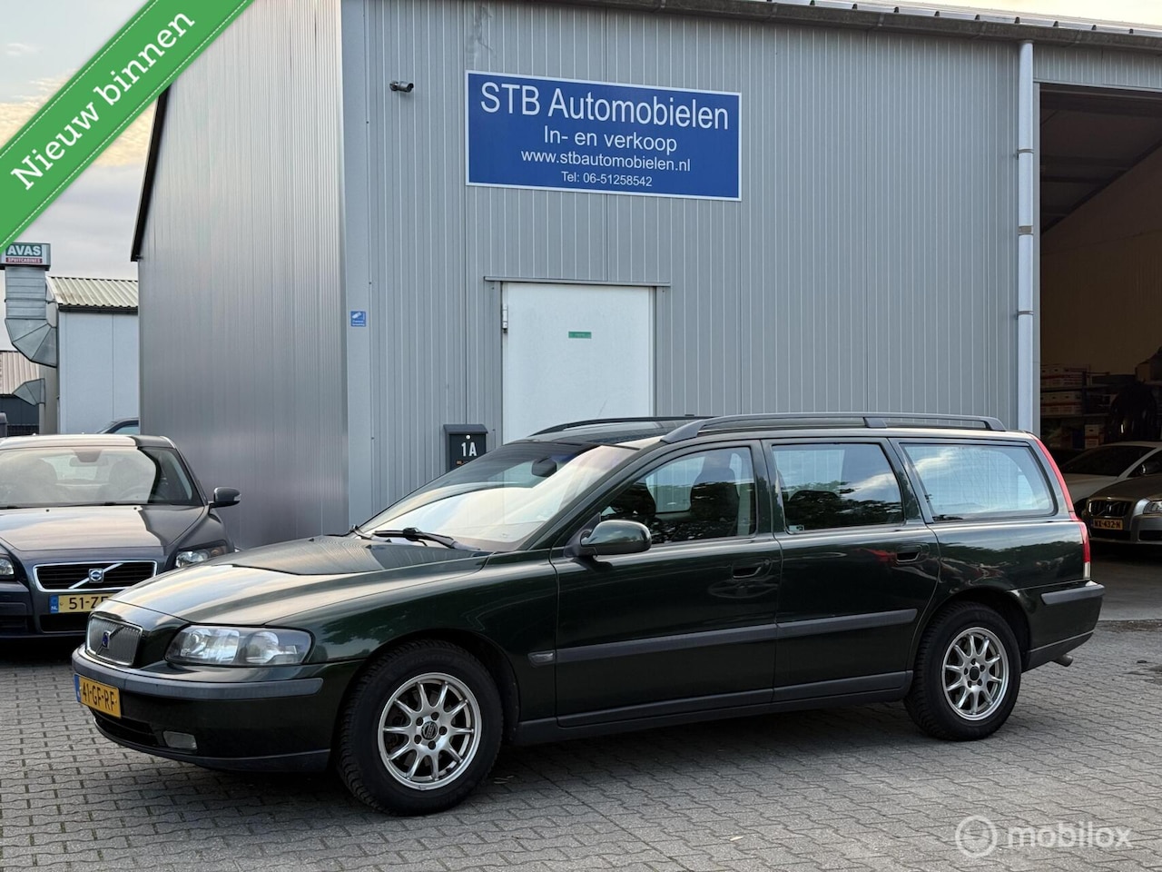 Volvo V70 - 2.4 Comfort Line 2.4 Comfort Line, Automaat, Weinig kilometers - AutoWereld.nl