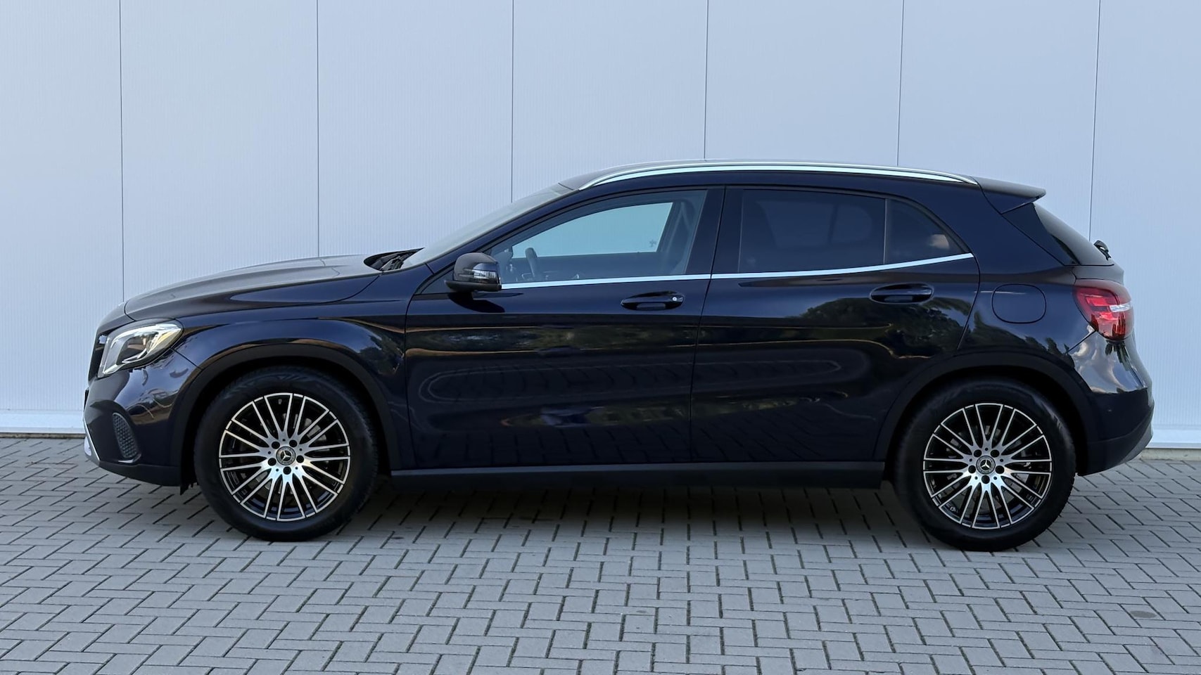 Mercedes-Benz GLA-Klasse - 250 Premium Plus | CarPlay | Trekhaak | Memory | Stoelverwarming | 211 PK |