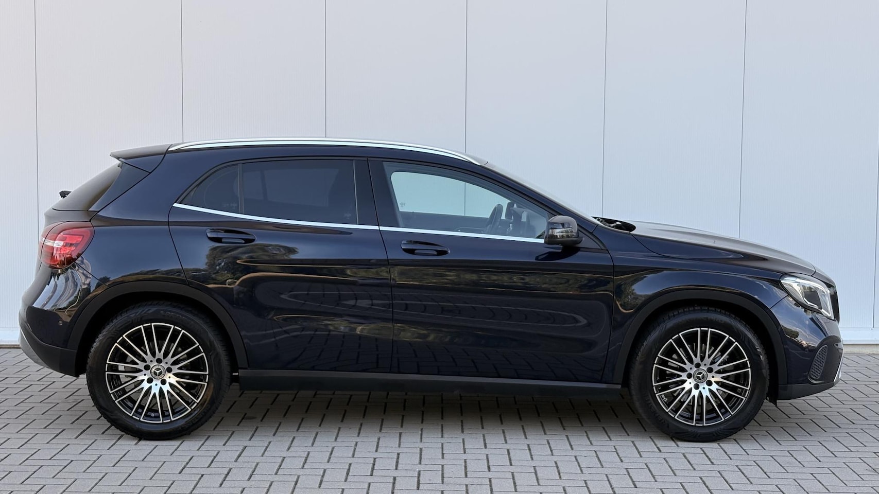 Mercedes-Benz GLA-Klasse - 250 Premium Plus | CarPlay | Trekhaak | Memory | Stoelverwarming | 211 PK |
