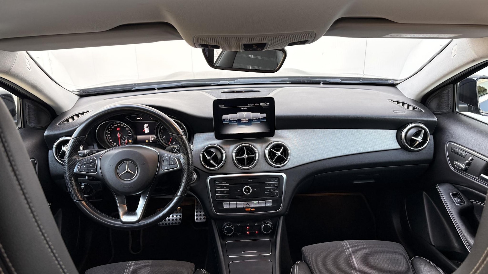 Mercedes-Benz GLA-Klasse - 250 Premium Plus | CarPlay | Trekhaak | Memory | Stoelverwarming | 211 PK |