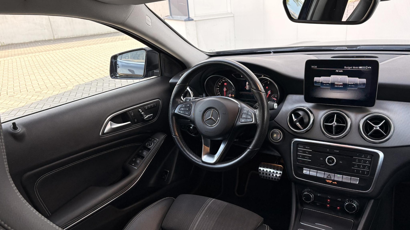 Mercedes-Benz GLA-Klasse - 250 Premium Plus | CarPlay | Trekhaak | Memory | Stoelverwarming | 211 PK |