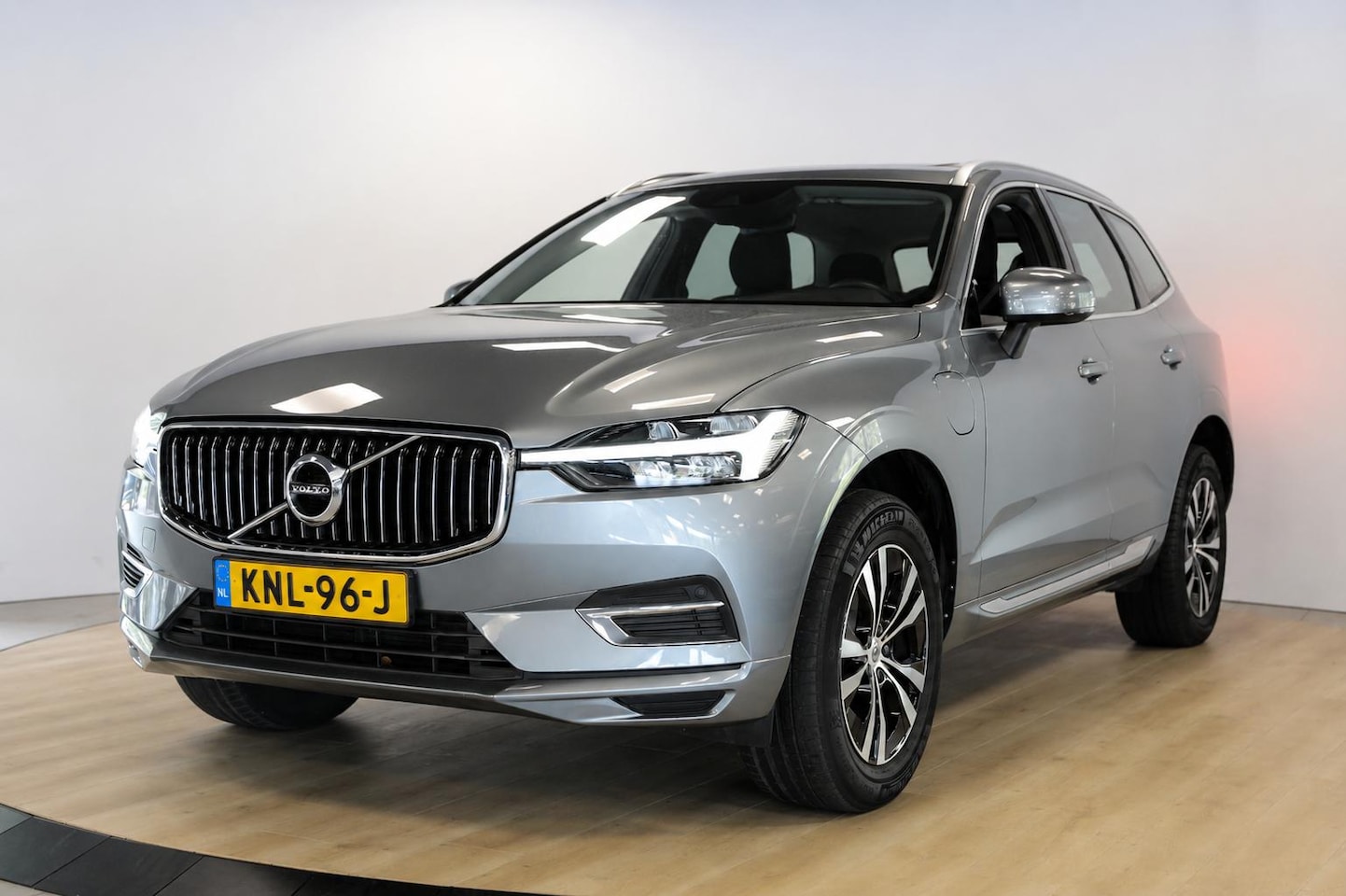 Volvo XC60 - 2.0 Recharge T6 AWD Inscription Schuif / kanteldak - AutoWereld.nl