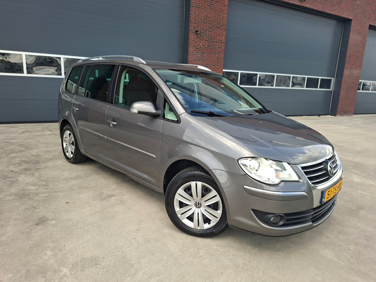 Volkswagen Touran - 1.4 TSI Highline Business Airco/ECC Trekhaak APK 1-2027 - AutoWereld.nl