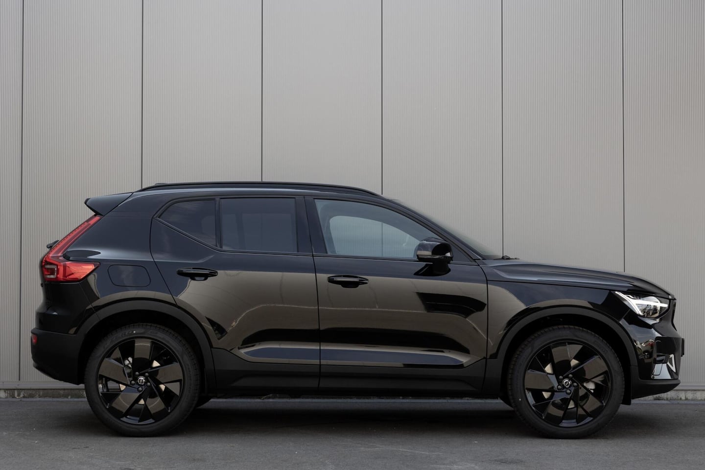 Volvo XC40 - | B4 Ultra Dark|Black Edition |FULL OPTION|360° Camera|Panoramadak|MY 2027| - AutoWereld.nl