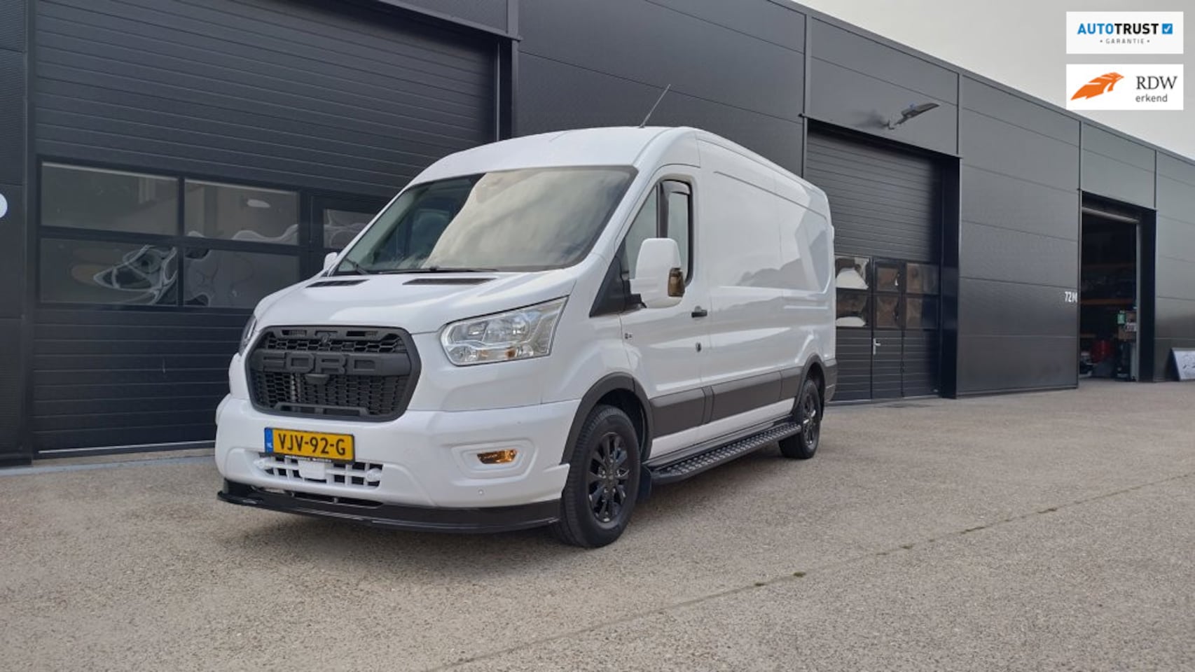 Ford Transit - 350 2.0 TDCI L3H2 Aut, led, raptor 3500kg trekhaak black edition - AutoWereld.nl