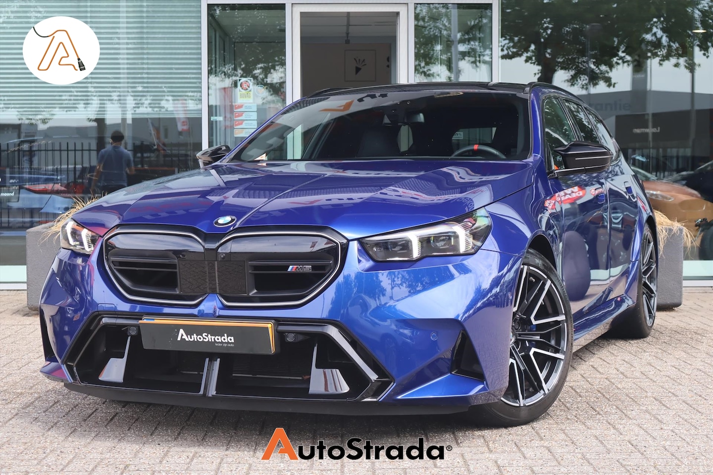 BMW 5-serie Touring - (g61) M5 728pk xDrive | Marina Bay Blue | Bowers & Wilkins | Carbon | Trekhaak | M Drive P - AutoWereld.nl