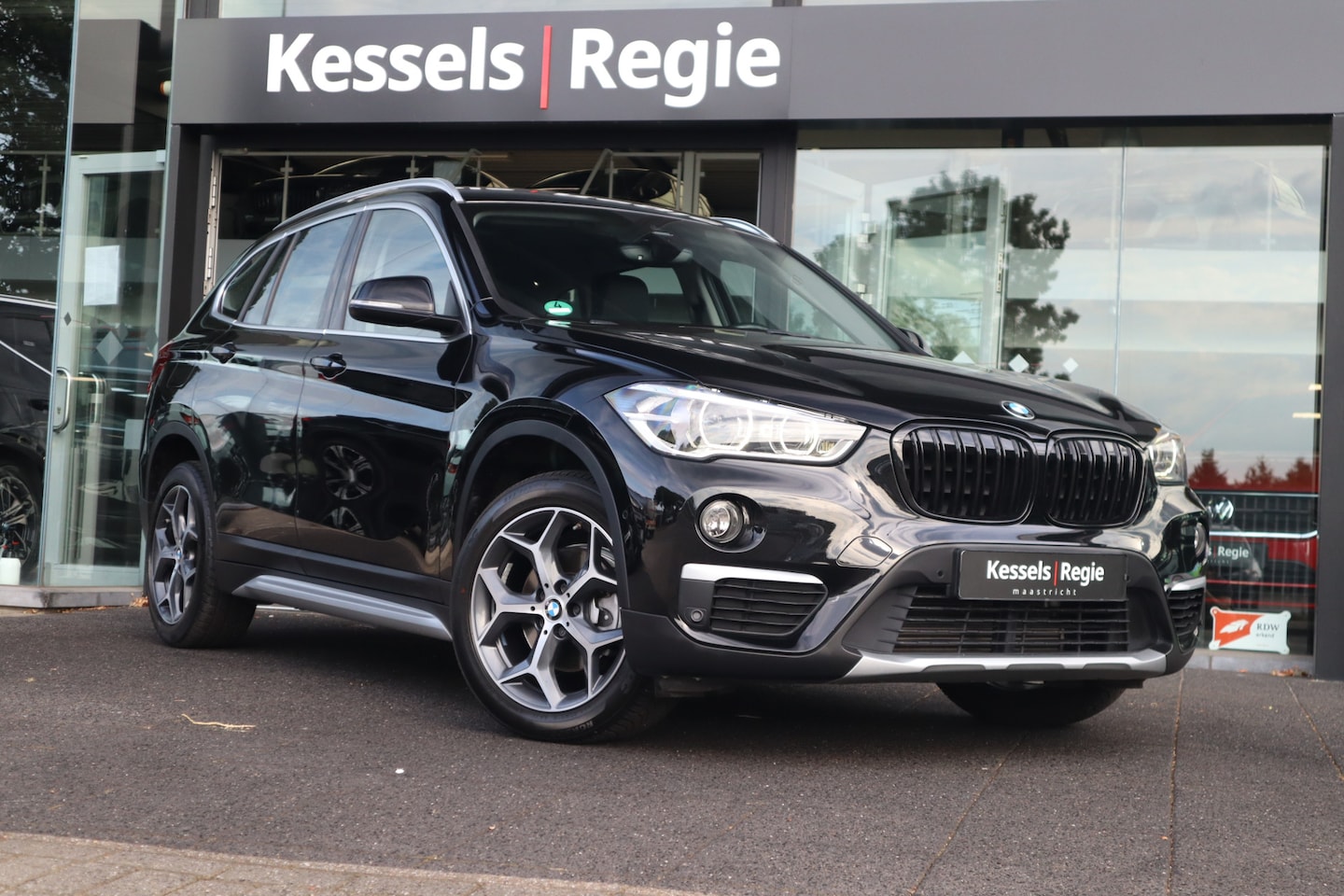 BMW X1 - sDrive18i xLine | El.klep | 18” | Stoelverwarming | LED | Sensoren | Navi - AutoWereld.nl