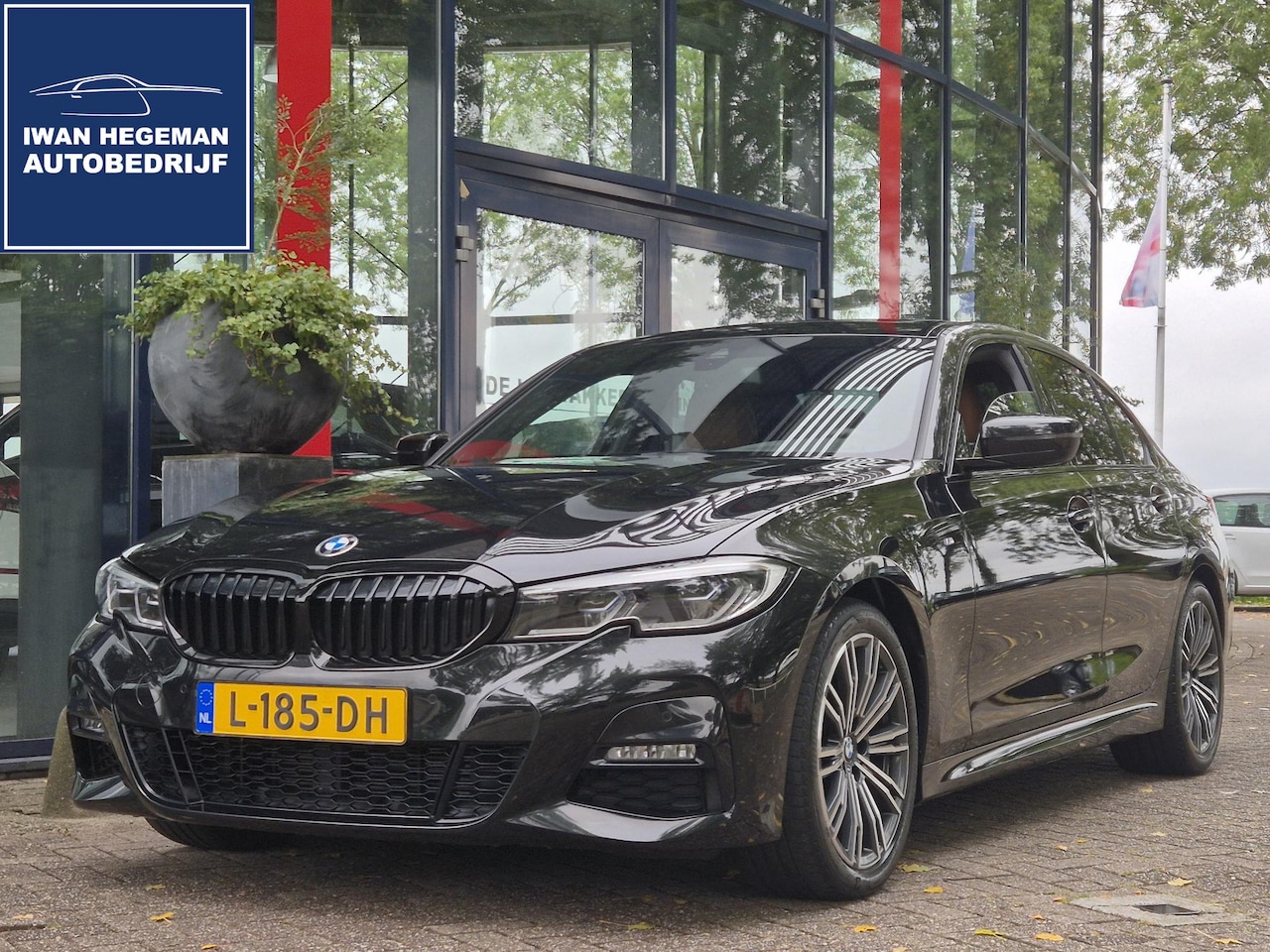 BMW 3-serie - 318i High Executive | M Sport Pack | PDC+Camera | Climate | Panoramadak | Leder | - AutoWereld.nl