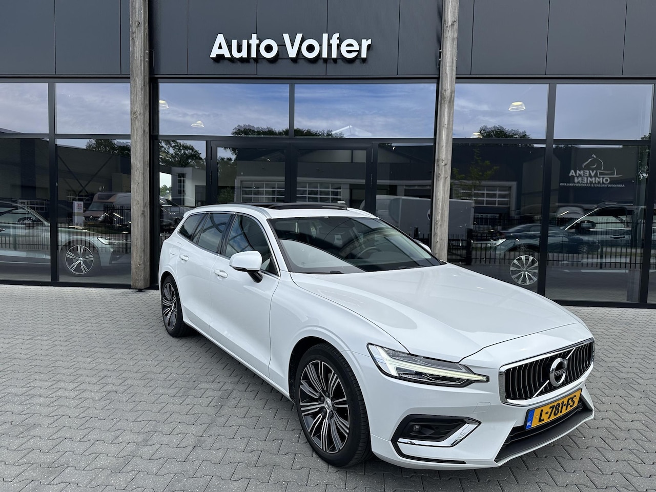 Volvo V60 - 2.0 B3 Inscription Pano|ACC|standkachel|trekhaak - AutoWereld.nl