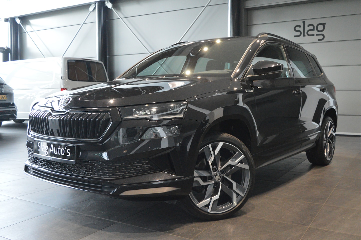 Skoda Karoq - 1.5 TSI ACT Sportline Black Style navi camera led 19 inch !! - AutoWereld.nl