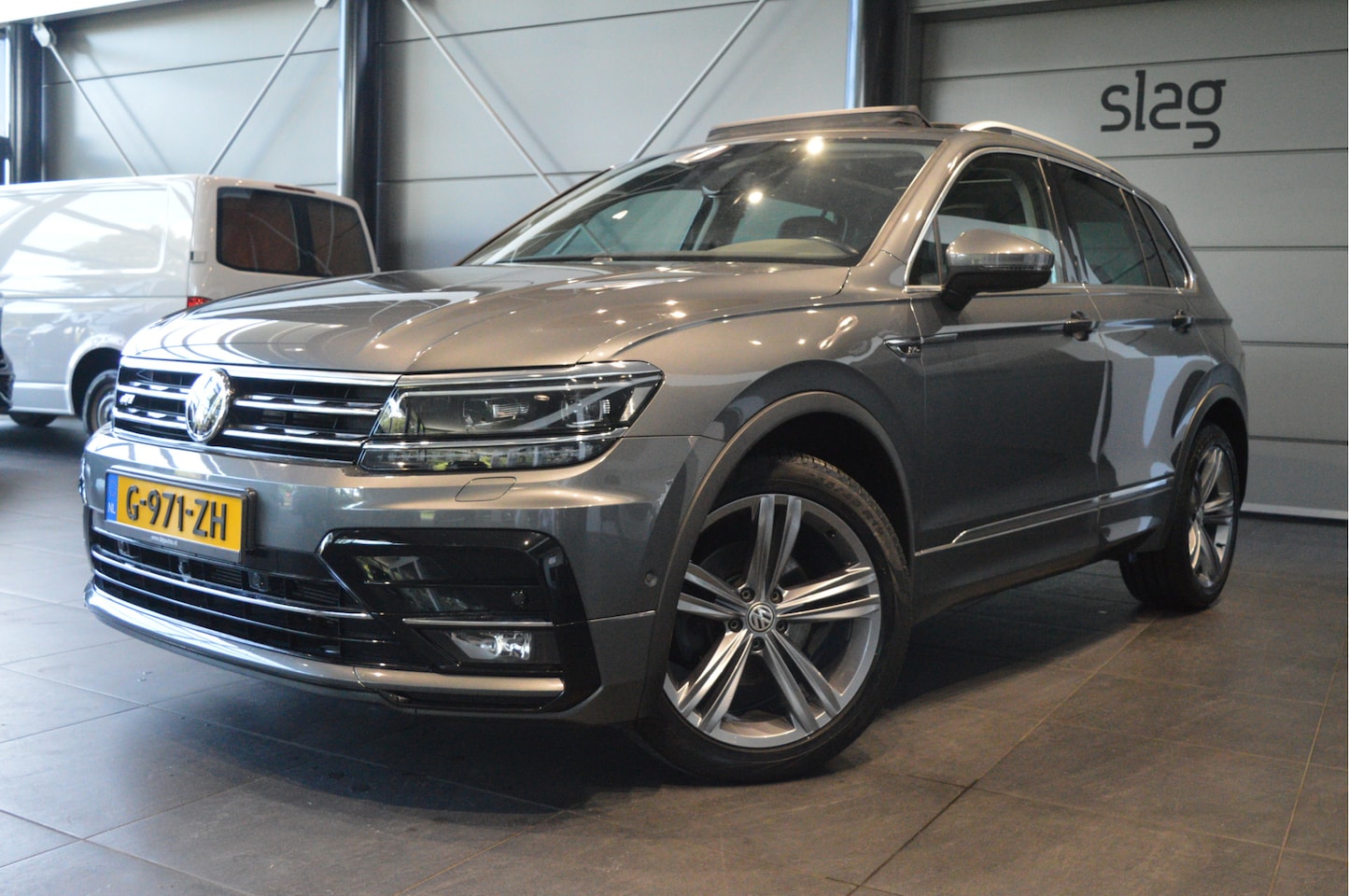 Volkswagen Tiguan - 1.5 TSI ACT R-LINE navi camera pano leer trekhaak !! - AutoWereld.nl