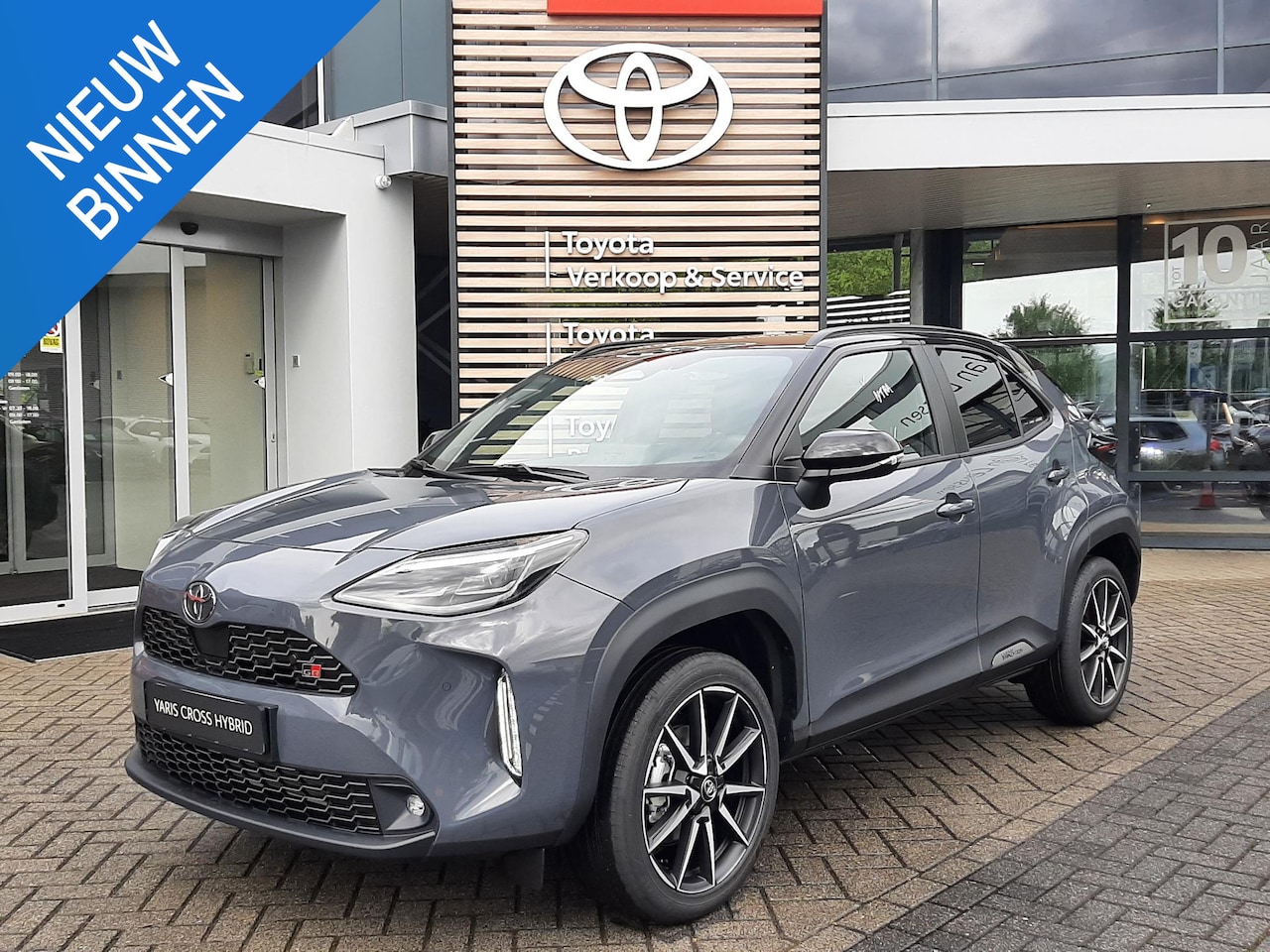 Toyota Yaris Cross - 1.5 Hybrid 130 GR SPORT NIEUW DIRECT LEVERBAAR PANODAK JBL-AUDIO HEAD-UP PARK-SENSOREN BLI - AutoWereld.nl
