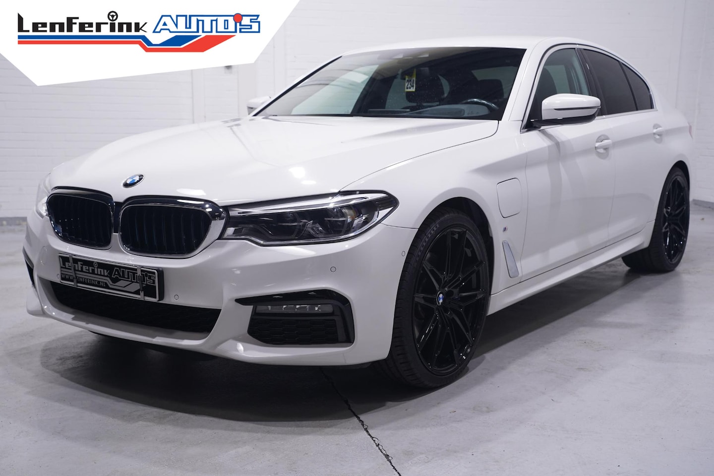 BMW 5-serie - 530e M Sport Head-up Apple Carplay Camera Stoelverwarming - AutoWereld.nl