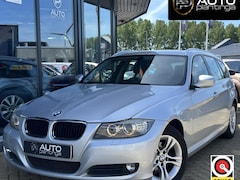 BMW 3-serie Touring - 318i Luxury Line 143PK | AUTOMAAT | NL AUTO | Trekhaak | Bi-Xenon | Navigatie | Parkeersen
